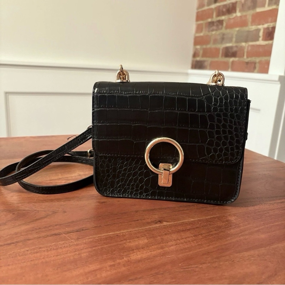 Aldo Black Croc Embossed Crossbody Bag Purse Handbag Gold Detail Belt Strap LN - Picture 1 of 7